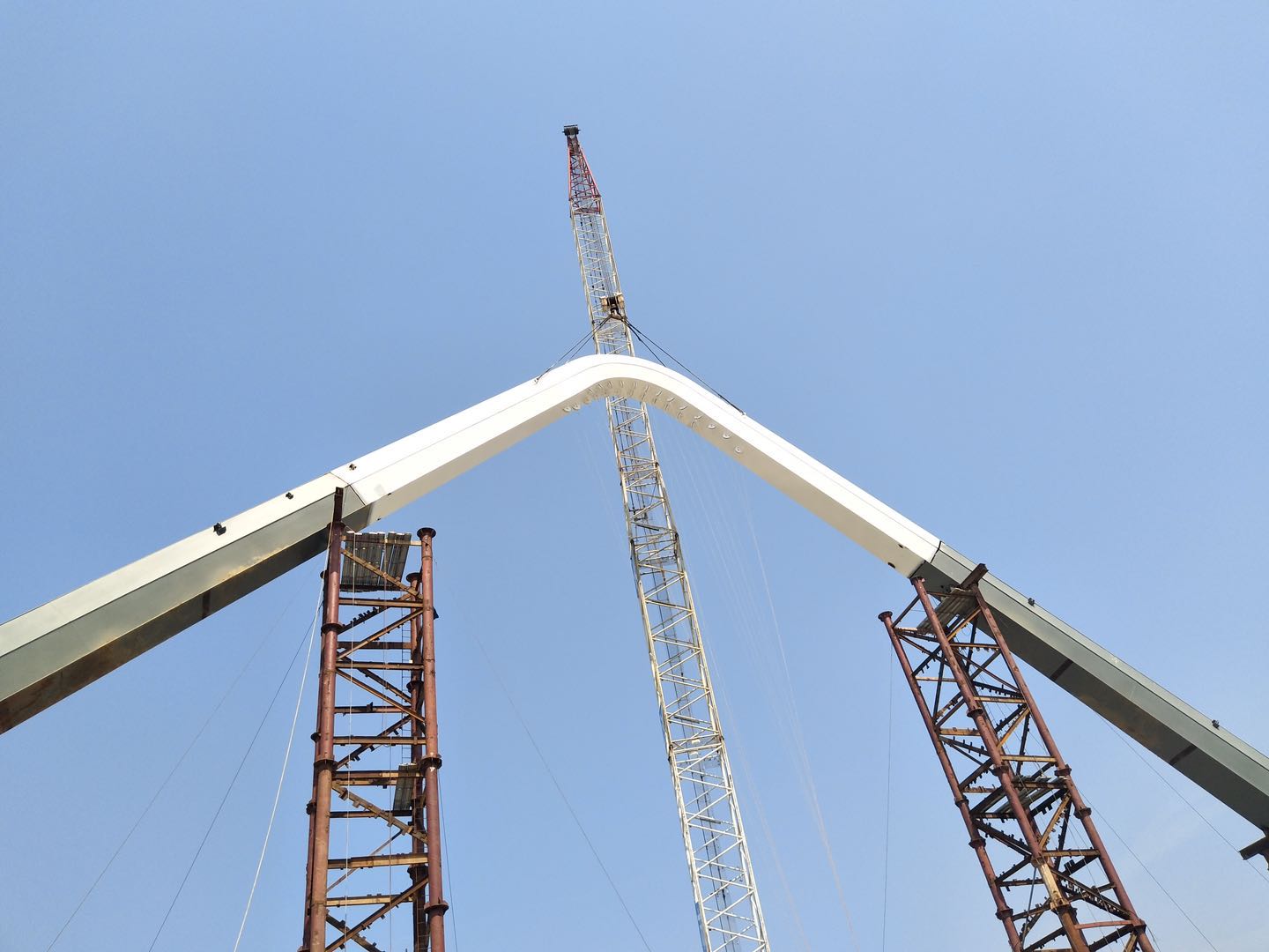 紫荊路跨龍王港河橋順利完成主拱合龍！